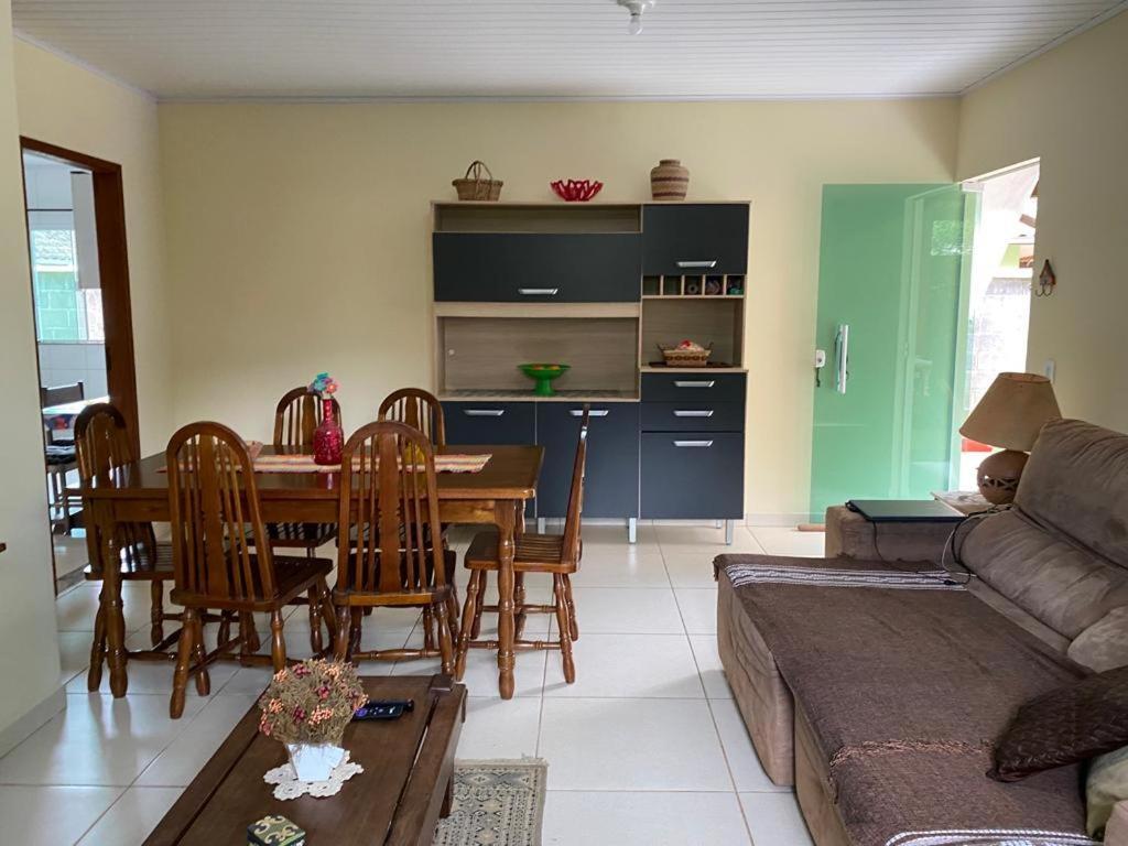 Casa Solar Churrasqueira Com 3 Quartos Sendo Um Arejada, Jardim A 700m Do Centro *